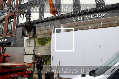 Amsterdam 27 januari 2021
Alle winkels in de pc hooftstraat zijn af getimmerd met hout ivm de verwachtte rellen en plunderingen.
