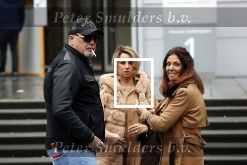 Utrecht 2 februari 2021
Rechtszaak Rachel Hazes tegen haar oude PA Marieke v Beek . Royce de Vries is de advocaat van Rachel. Marieke heeft advocaat Bernhard Tomlow. Ricardo Klaverdijk Big Willem v Boxtel en Jacqueline v d Gijp waren aanwezig.