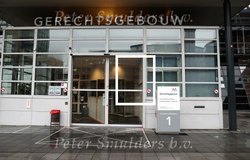 Utrecht 2 februari 2021
Rechtszaak Rachel Hazes tegen haar oude PA Marieke v Beek . Royce de Vries is de advocaat van Rachel. Marieke heeft advocaat Bernhard Tomlow. Ricardo Klaverdijk Big Willem v Boxtel en Jacqueline v d Gijp waren aanwezig.