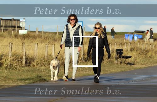 Schoorl 2 januari 2020Sonja Bakker en barry v Suijdam met hun hond op het strand.