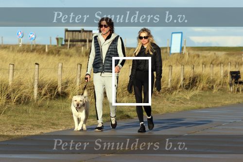 Schoorl 2 januari 2020Sonja Bakker en barry v Suijdam met hun hond op het strand.