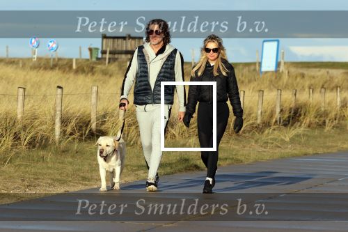 Schoorl 2 januari 2020Sonja Bakker en barry v Suijdam met hun hond op het strand.