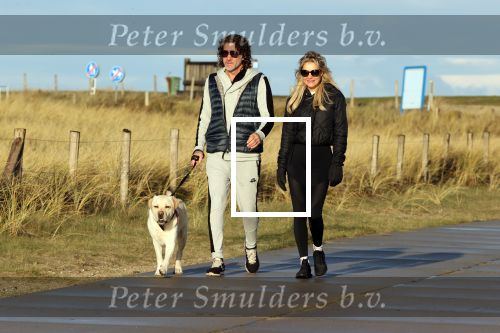Schoorl 2 januari 2020Sonja Bakker en barry v Suijdam met hun hond op het strand.