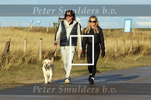 Schoorl 2 januari 2020Sonja Bakker en barry v Suijdam met hun hond op het strand.