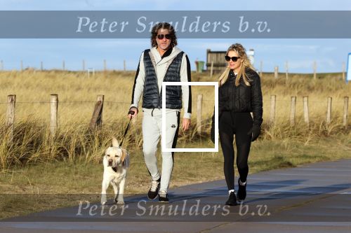 Schoorl 2 januari 2020Sonja Bakker en barry v Suijdam met hun hond op het strand.