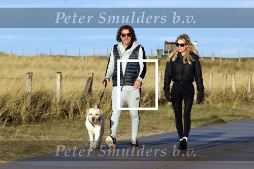 Schoorl 2 januari 2020Sonja Bakker en barry v Suijdam met hun hond op het strand.