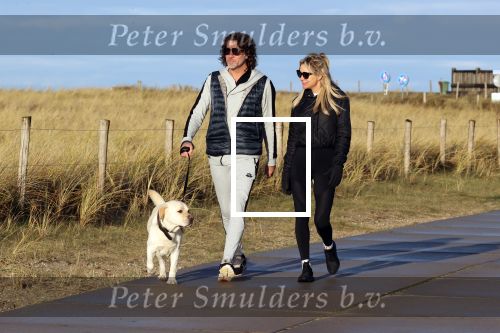 Schoorl 2 januari 2020Sonja Bakker en barry v Suijdam met hun hond op het strand.