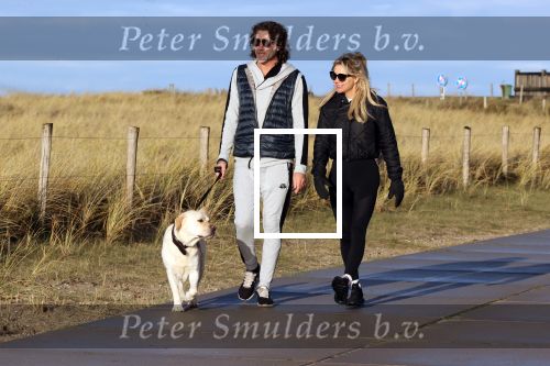 Schoorl 2 januari 2020Sonja Bakker en barry v Suijdam met hun hond op het strand.
