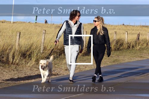 Schoorl 2 januari 2020Sonja Bakker en barry v Suijdam met hun hond op het strand.