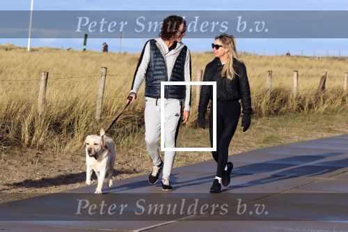 Schoorl 2 januari 2020Sonja Bakker en barry v Suijdam met hun hond op het strand.