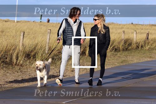 Schoorl 2 januari 2020Sonja Bakker en barry v Suijdam met hun hond op het strand.