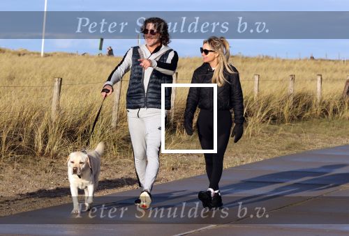 Schoorl 2 januari 2020Sonja Bakker en barry v Suijdam met hun hond op het strand.