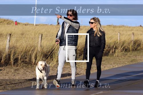 Schoorl 2 januari 2020Sonja Bakker en barry v Suijdam met hun hond op het strand.