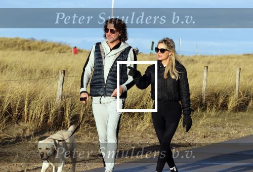 Schoorl 2 januari 2020Sonja Bakker en barry v Suijdam met hun hond op het strand.