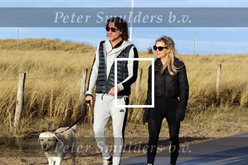 Schoorl 2 januari 2020Sonja Bakker en barry v Suijdam met hun hond op het strand.