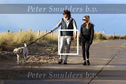 Schoorl 2 januari 2020Sonja Bakker en barry v Suijdam met hun hond op het strand.