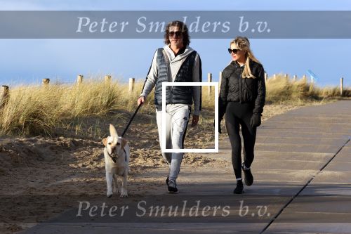 Schoorl 2 januari 2020Sonja Bakker en barry v Suijdam met hun hond op het strand.