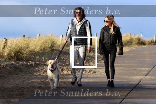 Schoorl 2 januari 2020Sonja Bakker en barry v Suijdam met hun hond op het strand.