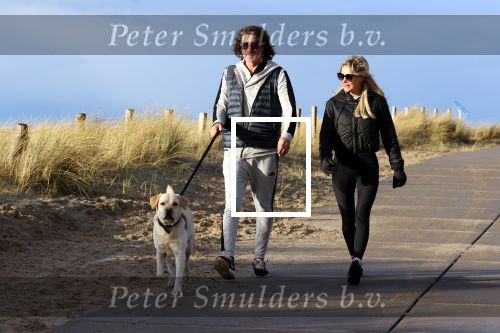 Schoorl 2 januari 2020Sonja Bakker en barry v Suijdam met hun hond op het strand.