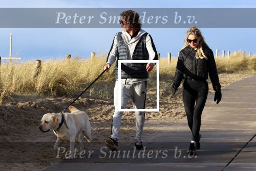 Schoorl 2 januari 2020Sonja Bakker en barry v Suijdam met hun hond op het strand.