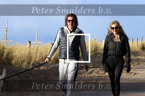 Schoorl 2 januari 2020Sonja Bakker en barry v Suijdam met hun hond op het strand.