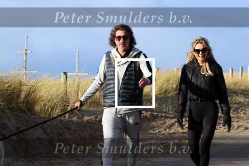 Schoorl 2 januari 2020Sonja Bakker en barry v Suijdam met hun hond op het strand.
