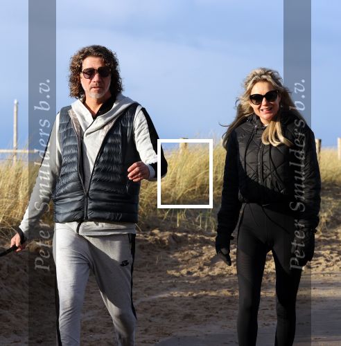 Schoorl 2 januari 2020Sonja Bakker en barry v Suijdam met hun hond op het strand.