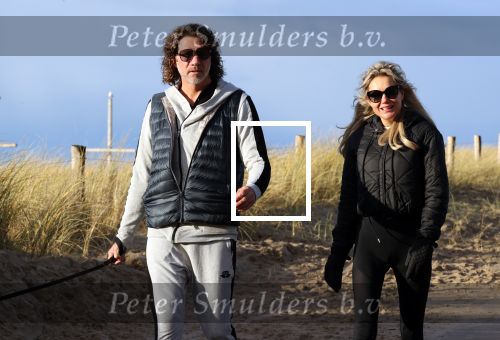 Schoorl 2 januari 2020Sonja Bakker en barry v Suijdam met hun hond op het strand.