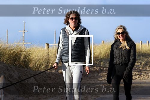 Schoorl 2 januari 2020Sonja Bakker en barry v Suijdam met hun hond op het strand.