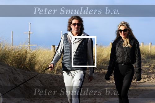 Schoorl 2 januari 2020Sonja Bakker en barry v Suijdam met hun hond op het strand.