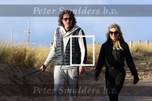 Schoorl 2 januari 2020Sonja Bakker en barry v Suijdam met hun hond op het strand.