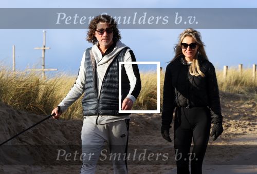 Schoorl 2 januari 2020Sonja Bakker en barry v Suijdam met hun hond op het strand.