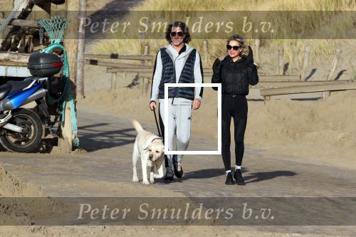 Schoorl 2 januari 2020Sonja Bakker en barry v Suijdam met hun hond op het strand.