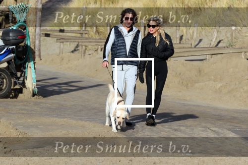 Schoorl 2 januari 2020Sonja Bakker en barry v Suijdam met hun hond op het strand.