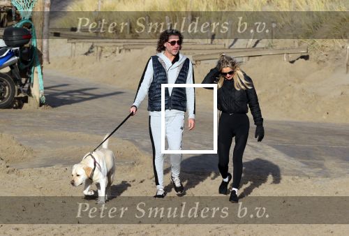 Schoorl 2 januari 2020Sonja Bakker en barry v Suijdam met hun hond op het strand.