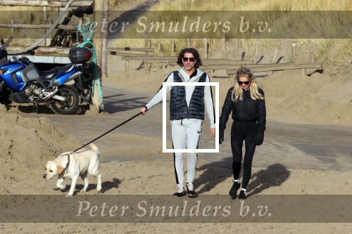 Schoorl 2 januari 2020Sonja Bakker en barry v Suijdam met hun hond op het strand.