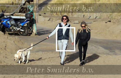 Schoorl 2 januari 2020Sonja Bakker en barry v Suijdam met hun hond op het strand.