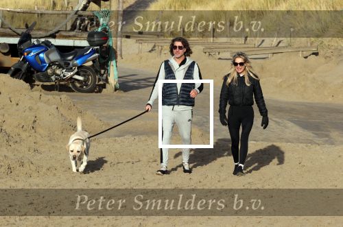 Schoorl 2 januari 2020Sonja Bakker en barry v Suijdam met hun hond op het strand.
