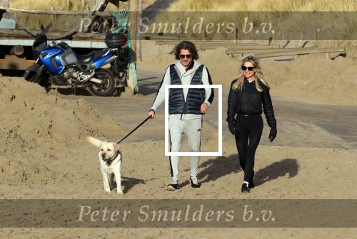 Schoorl 2 januari 2020Sonja Bakker en barry v Suijdam met hun hond op het strand.