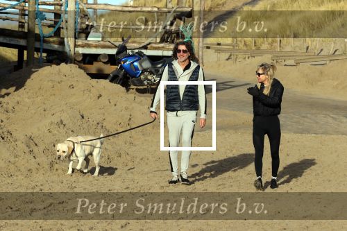 Schoorl 2 januari 2020Sonja Bakker en barry v Suijdam met hun hond op het strand.