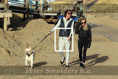 Schoorl 2 januari 2020Sonja Bakker en barry v Suijdam met hun hond op het strand.