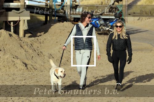 Schoorl 2 januari 2020Sonja Bakker en barry v Suijdam met hun hond op het strand.