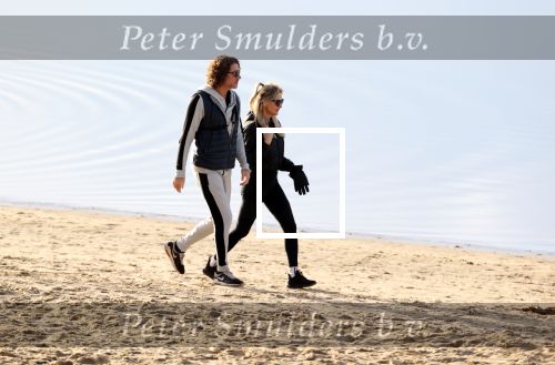 Schoorl 2 januari 2020Sonja Bakker en barry v Suijdam met hun hond op het strand.