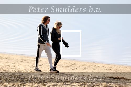 Schoorl 2 januari 2020Sonja Bakker en barry v Suijdam met hun hond op het strand.