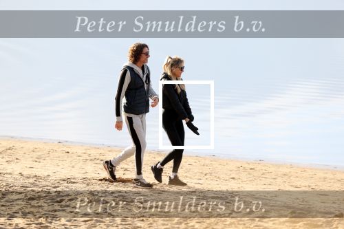 Schoorl 2 januari 2020Sonja Bakker en barry v Suijdam met hun hond op het strand.