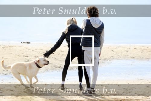 Schoorl 2 januari 2020Sonja Bakker en barry v Suijdam met hun hond op het strand.