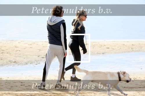 Schoorl 2 januari 2020Sonja Bakker en barry v Suijdam met hun hond op het strand.