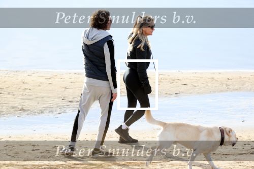 Schoorl 2 januari 2020Sonja Bakker en barry v Suijdam met hun hond op het strand.