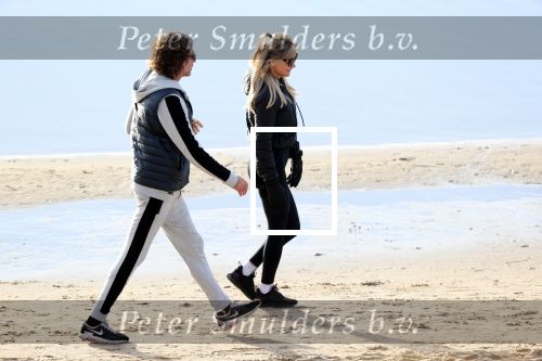 Schoorl 2 januari 2020Sonja Bakker en barry v Suijdam met hun hond op het strand.
