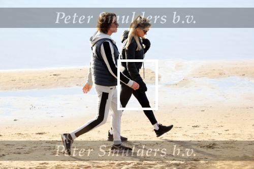 Schoorl 2 januari 2020Sonja Bakker en barry v Suijdam met hun hond op het strand.